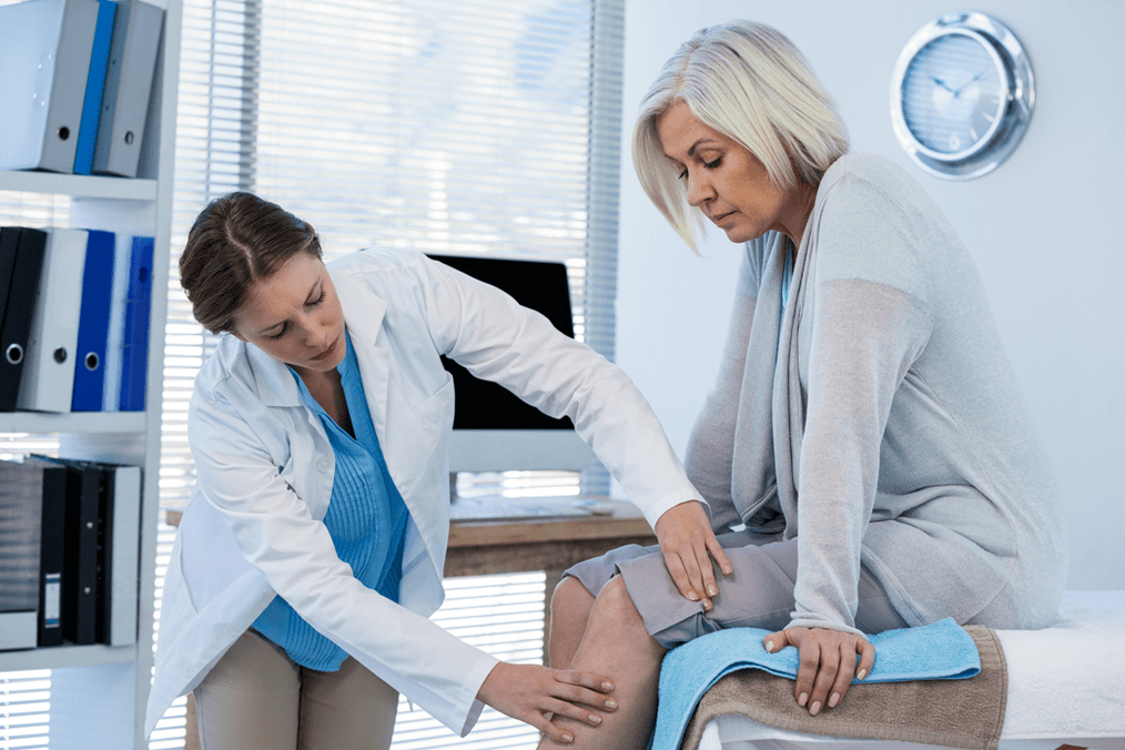 A patient suffering from arthrosis and in need of therapy is examined by a doctor