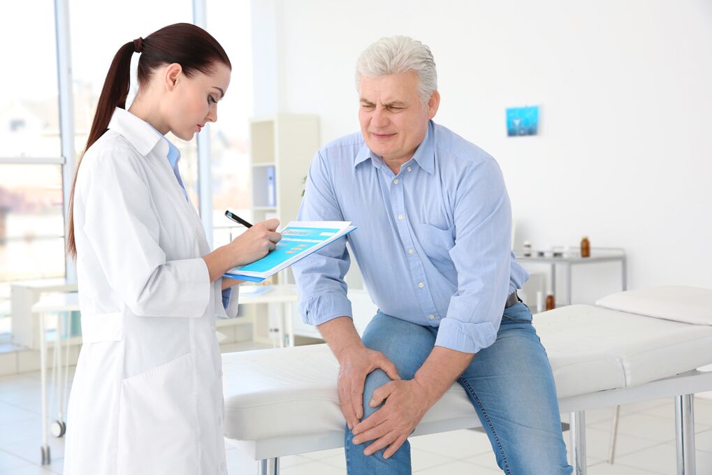 The doctor prescribes a course of treatment for patients with arthrosis of the knee joint